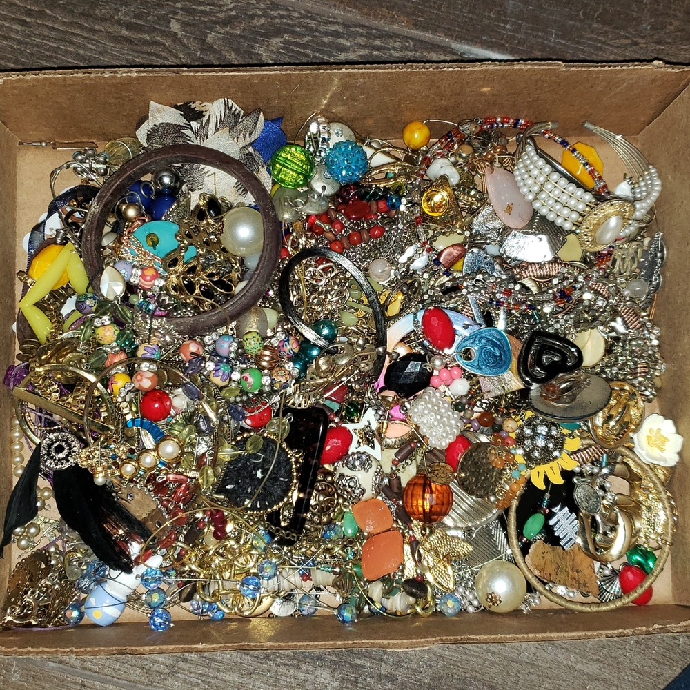 3 lbs Junk/Costume Jewelry/Accessories/Crafting beads #AC